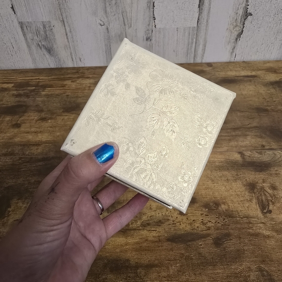 Simon Design Clear Butterfly Paperweight With Box - Picture 8 of 9